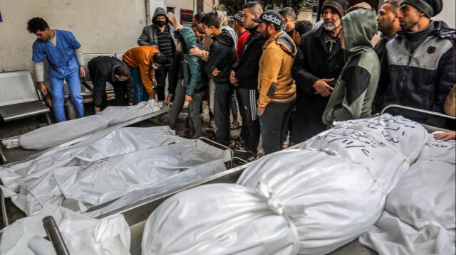 Des dizaines de Palestiniens ont été tués ou blessés, à la suite d'un bombardement israélien qui a visé deux maisons à proximité de l'hôpital Abou Youssef Al-Najjar, dans bande de Gaza, le 20 novembre 2023. Crédit photo: AA