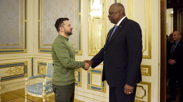 Le président ukrainien, Volodymyr Zelensky et le secrétaire américain à la Défense, Lloyd Austin avant leur entretien à Kiev, le 20 novembre 2023. Crédit photo: UKRAINIAN PRESIDENTIAL PRESS-SERVICE / AFP
