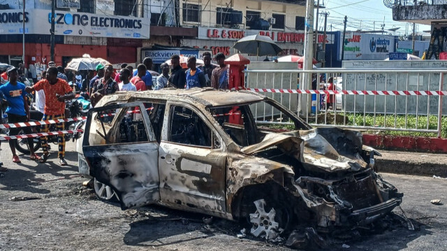 La voiture qui a foncé, ce 21 novembre 2023, dans une foule de partisans du Parti uni (UP) alors qu'ils célébraient la victoire électorale du nouveau président du Libéria Joseph Boakai a été calcinée par la suite. Crédit photo: EVELYN KPADEH SEAGBEH / AFP