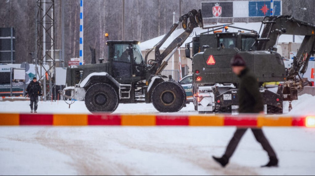 Des véhicules des Forces de défense finlandaises (FDF) au poste frontière de Vartius à Kuhmo, dans l'est de la Finlande, le 19 novembre 2023. Crédit photo: MISKA PUUMALA / LEHTIKUVA / AFP
