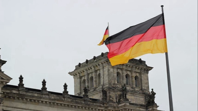 Almanya, tüm bakanlıkların ek harcama taahhütlerini geçici olarak dondurdu. 