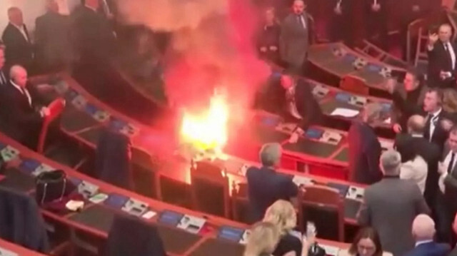  Protesto sırasında parlamentoda küçük çaplı yangın çıkarken, yangın kontrolden çıkmadan söndürüldü.