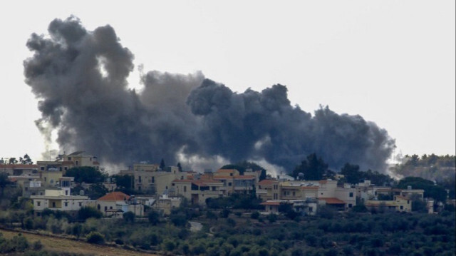 De la fumée s'élèvent à la suite d'une frappe aérienne israélienne à la périphérie du village libanais d'Alma al-Shaab, le 20 novembre 2023. Crédit photo: AFP