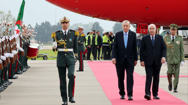 Cumhurbaşkanı Erdoğan, Cezayir Cumhurbaşkanı Abdülmecid Tebbun tarafından karşılandı.