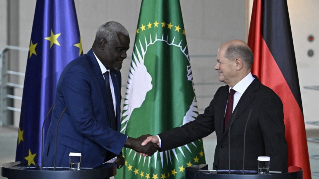 Le président de la Commission de l'Union africaine Moussa Faki Mahamat et le chancelier allemand Olaf Scholz. Crédit photo: Tobias SCHWARZ / AFP