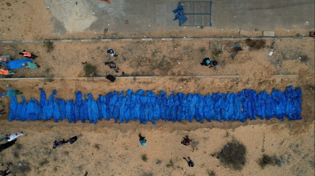 Vue aérienne de l'enterrement dans des fosses communes à Khan Yunis, de 111 Palestiniens morts à la suite d'attaques israéliennes, Gaza, le 22 novembre 2023. Crédit photo: AA