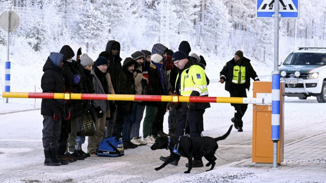 Des migrants au poste-frontière international de Salla, dans le nord de la Finlande, le 22 novembre 2023. Crédit photo: JUSSI NUKARI / LEHTIKUVA / AFP
