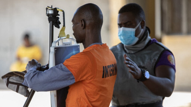 Un membre du personnel médical effectue un scanner à rayons X sur un détenu à la prison générale de Maputo. Crédit photo: Alfredo ZUNIGA / AFP