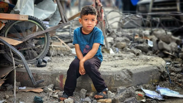 Un enfant palestinien au milieu des décombres de bâtiments bombardés par les frappes israéliennes à Gaza. Crédit photo: X