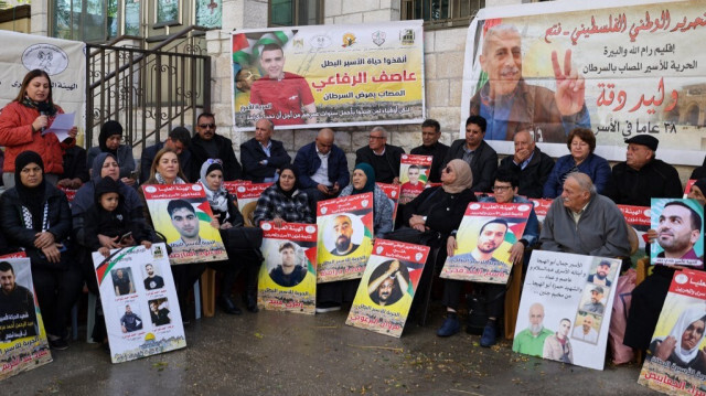 Des parents et des sympathisants de Palestiniens détenus dans des prisons israéliennes ont organisé un sit-in devant la Croix-Rouge à Ramallah, en Cisjordanie, le 21 novembre 2023. Crédit photo: JAAFAR ASHTIYEH / AFP