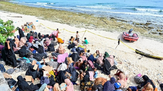 Des réfugiés rohingyas nouvellement arrivés se reposent sur une plage de l'île de Sabang en Indonésie, le 22 novembre 2023. Crédit photo: CHAIDEER MAHYUDDIN / AFP