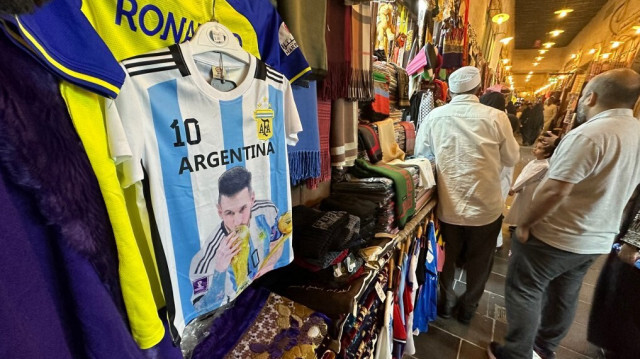 Un maillot de football argentin, à l'effigie de Lionel Messi, est accroché dans une boutique du Souq Waqif de Doha, le 20 novembre 2023. Crédit Photo: KARIM JAAFAR / AFP