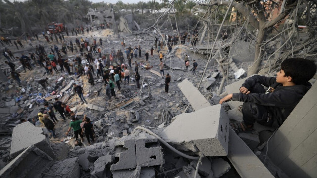 Un enfant Palestinien témoigne des dégâts causés par les frappes israéliennes à Khan Yunis, dans le sud de la bande de Gaza, le 22 novembre 2023. Crédit photo: MAHMUD HAMS / AFP
