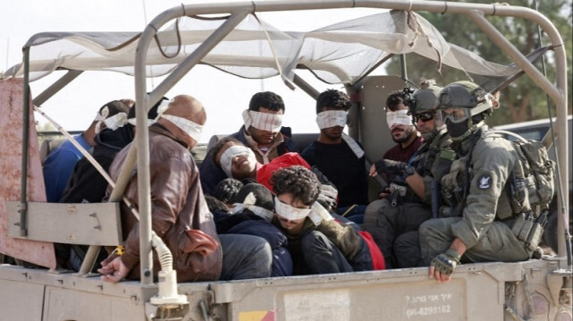 Des soldats israéliens transfèrent des Palestiniens détenus hors de la bande de Gaza, le 21 novembre 2023. Crédit photo: MENAHEM KAHANA / AFP