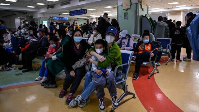 Des enfants et leurs parents attendent dans une zone de consultation externe d'un hôpital pour enfants à Pékin en Chine , le 23 novembre 2023. Crédit photo: JADE GAO / AFP