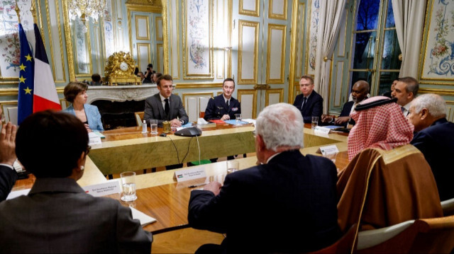 Le président français Emmanuel Macron assiste à une réunion avec les ministres des Affaires étrangères des principaux pays arabes et majoritairement musulmans pour discuter de la situation au Moyen-Orient, sur fond de guerre entre Israël et le Hamas, au palais de l'Élysée, le 22 novembre 2023. Ludovic MARIN / POOL / AFP