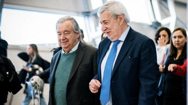 Le ministre chilien Alberto van Klaveren (à droite) accueillant le secrétaire général de l'ONU, Antonio Guterres, à son arrivée à l'aéroport de Santiago le 21 novembre 2023. Crédit photo: Handout / Chile's Foreign Affairs Ministry / AFP

