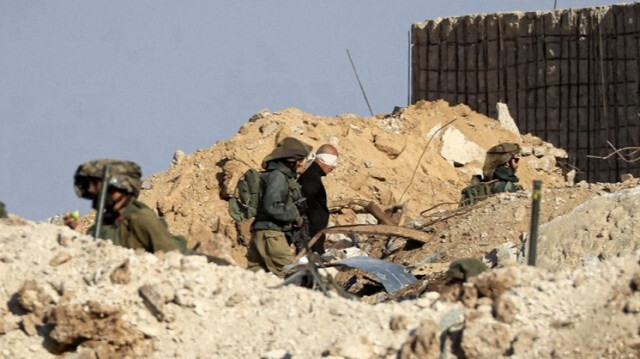 Des soldats israéliens détiennent des hommes palestiniens aux yeux bandés, dans la partie sud de la bande de Gaza, le 19 novembre 2023. Crédit photo: MAHMUD HAMS / AFP