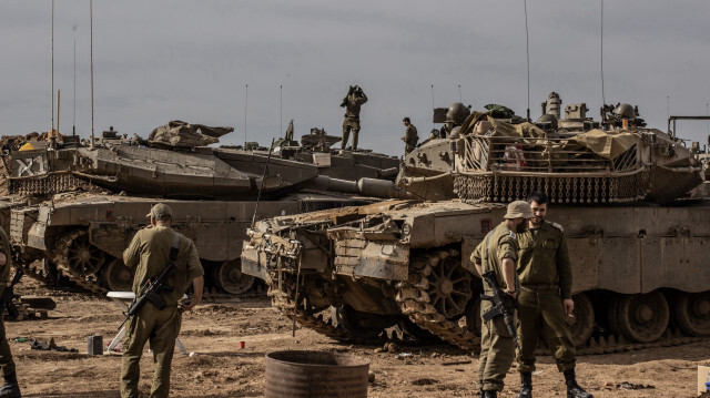 İsrail ordusu, Gazze sınırında tank ve diğer zırhlı araçlarla hazırlık yaptı.