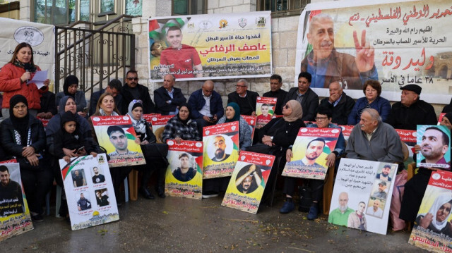 Des parents de Palestiniens détenus souvent arbitrairement dans des prisons israéliennes organisent un sit-in devant la Croix-Rouge à Ramallah, en Cisjordanie, le 21 novembre 2023. Crédit photo: Jaafar ASHTIYEH / AFP