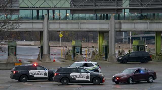 Des voitures de police canadienne près du pont Rainbow, à Niagara Falls (Ontario), suite à l'explosion d'une voiture à un poste de contrôle américano-canadien, le 22 novembre 2023. Crédit photo: PETER POWER / AFP
