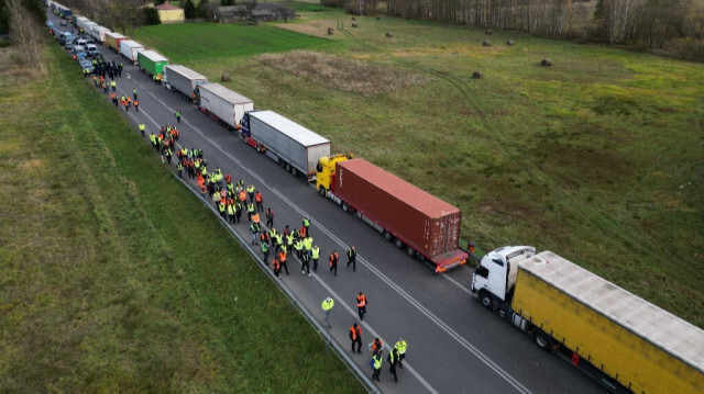 Des camions ukrainiens bloqués près du poste-frontière entre la Pologne et l'Ukraine à Dorohusk, en Pologne, le 10 novembre 2023. Crédit photo: DAMIEN SIMONART / AFP
