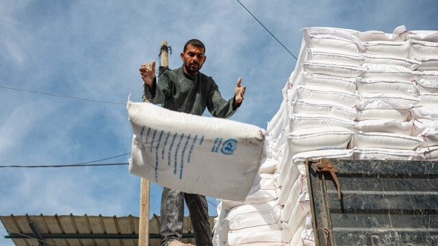 La farine est distribuée par l'agence des Nations Unies pour les réfugiés palestiniens (UNRWA), aux habitants de Gaza qui ont eu des difficultés à trouver du pain en raison des attaques israéliennes, le 22 novembre 2023 à Gaza. Crédit photo: AA