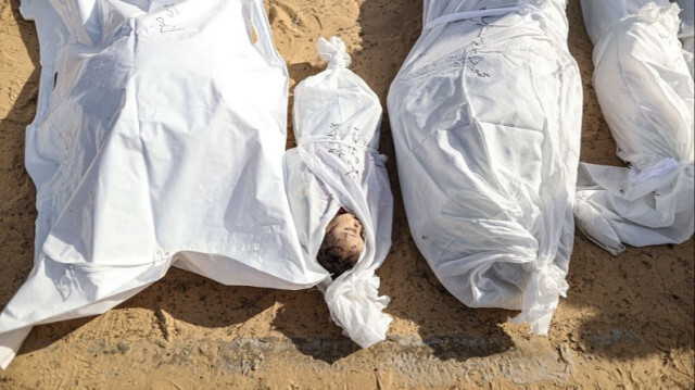 Le corps sans vie d'un enfant dans un linceul repose sur le sol auprès d'autres corps à Gaza, le 22 novembre 2023. Crédit photo: AA