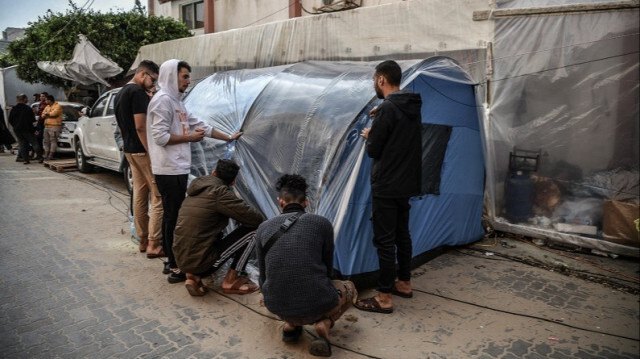 Les familles palestiniennes, qui ont migré en raison des attaques israéliennes, luttent contre les mauvaises conditions météorologiques dans les tentes de fortune qu'elles ont installées à Gaza, le 19 novembre 2023. Crédit photo: AA