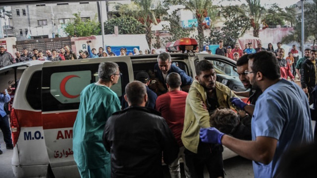 Des blessés, sont amenés à l'hôpital alors que les attaques israéliennes se poursuivaient à Gaza, le 22 novembre 2023. Crédit photo: AA