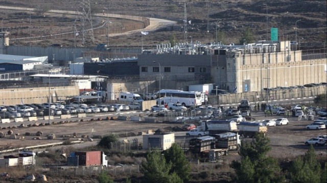 La prison militaire israélienne d'Ofer entre Ramallah et Baytunia dans la ville de la Palestine occupée, le 24 novembre 2023. Crédit photo: JAAFAR ASHTIYEH / AFP