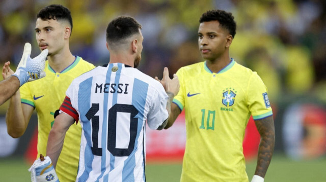 Rodrygo serrant la main à Lionel Messi, lors du match Brésil-Argentine du 22 novembre 2023. Crédit photo: Daniel RAMALHO / AFP