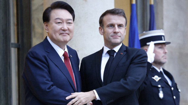 Le président sud-coréen, Yoon Suk Yeol et son homologue français, Emmanuel Macron au palais de l'Élysée à Paris, le 24 novembre 2023. Crédit photo: LUDOVIC MARIN / AFP
