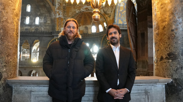 Travis Fimmel (sağda), Kültür ve Turizm Bakan Yardımcısı Dr. Batuhan Mumcu (solda) ile Ayasofya-i Kebir Cami-i Şerifi'ni ve Ayasofya Tarihi Müzesi'ni gezdi.
