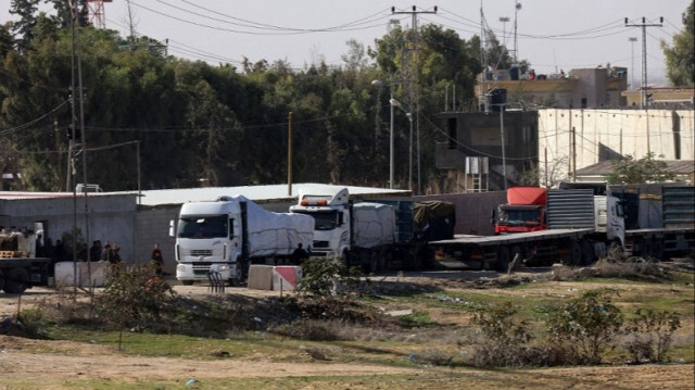 Des camions transportant de l'aide humanitaire entrent dans la bande de Gaza par le point de passage de Rafah avec l'Égypte le 24 novembre 2023. Crédit photo: SAID KHATIB / AFP