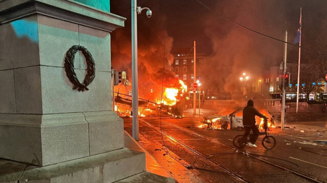 Une voiture et un bus incendiés à proximité de Bachelors Walk et du pont O'Connell, à Dublin, le 23 novembre 2023. Crédit photo: PETER MURPHY / AFP
