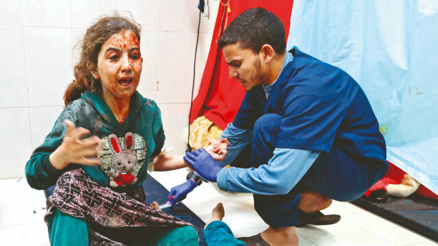İsrail saldırılarında yaralanan Filistinli çocuklar, Han Yunus’taki Nasır Hastanesi’nde tedavi altına alındı.