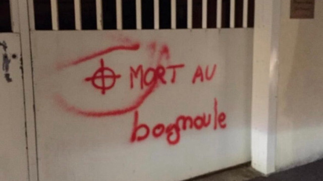 Le tag "Mort au bognoule"  sur la porte de la mosquée. Crédit photo: X