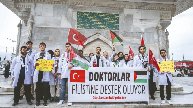 Hekimler, “Doktorlar Filistin’e Destek Oluyor” yazılı pankart açtı.