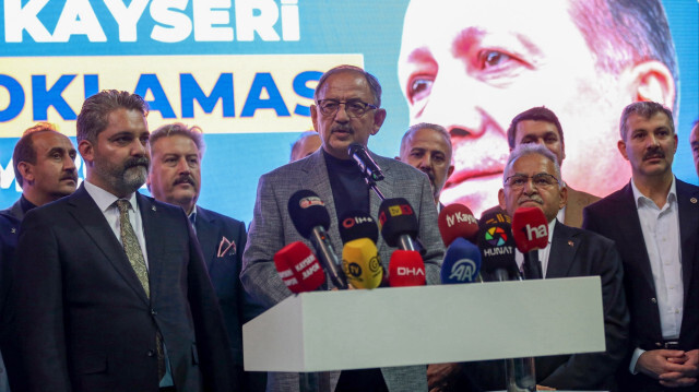 Çevre, Şehircilik ve İklim Değişikliği Bakanı Mehmet Özhaseki, AK Parti Kayseri İl Başkanlığı'nca 31 Mart 2024'te yapılacak Mahalli İdareler Seçimleri için aday adaylarına yönelik Kadir Has Kongre Merkezi'nde teşkilat içinde gerçekleştirilen temayül yoklamasına katıldı.