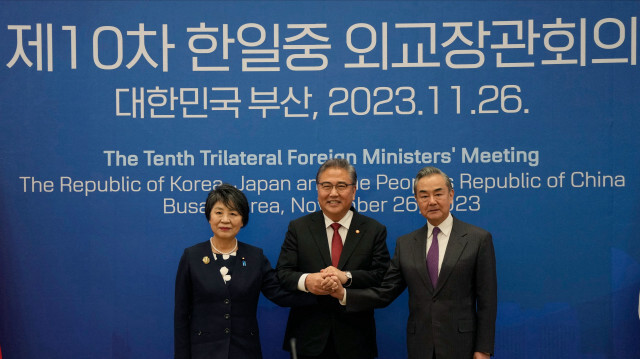 (De gauche à droite) La ministre japonaise des affaires étrangères Yoko Kamikawa, le ministre sud-coréen des affaires étrangères Park Jin et le ministre chinois des affaires étrangères Wang Yi posant pour une photo avant la 10e réunion trilatérale des ministres des affaires étrangères à Busan, le 26 novembre 2023. Crédit Photo: Ahn Young-joon / POOL / AFP

