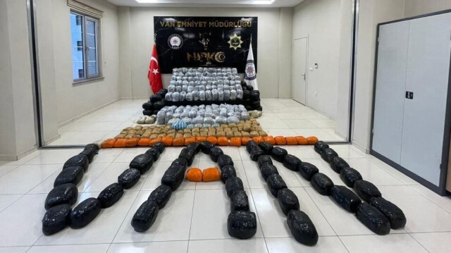 Operasyonlarda 1 ton 150 kilogram esrar, 38 kilo 930 gram metamfetamin ve 4 kilo 200 gram skunk ele geçirildi.