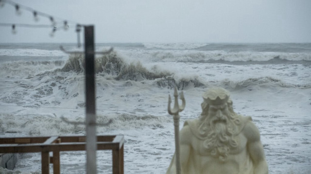 Des vagues s'abattent sur le bord de la mer dans la station balnéaire de Sochi, sur la mer Noire, lors de la tempête, le 27 novembre 2023. Crédit photo: MIKHAIL MORDASOV / AFP
