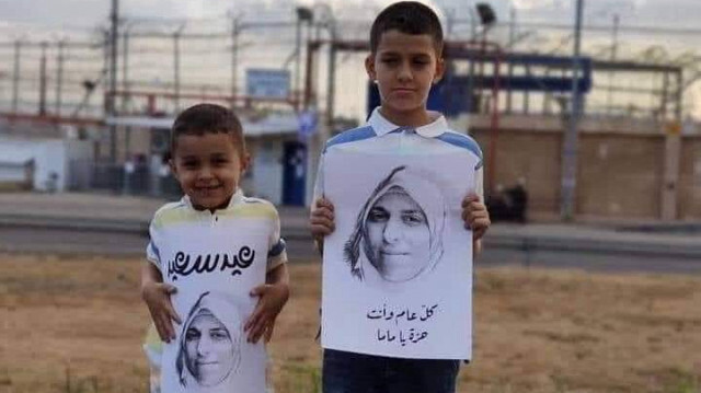 Les enfants de la prisonnière palestinienne Aya Al-Khatib, devant la prison d'Israël "Ad-Damoun", cherchant leur mère qui leurs manquent le premier jour de l'Aïd Al-Fitr, le 24 mai 2021. Crédit photo: X 