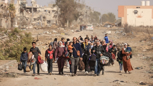 Des Palestiniens sur la route de Salaheddine dans le district de Zeitoun, à la périphérie sud de la ville de Gaza, le 26 novembre 2023. Crédit photo: MAHMUD HAMS / AFP
