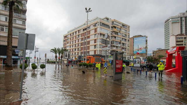 İzmir’de dün gece saatlerinde etkili olan fırtına nedeniyle meydana gelen deniz taşması, İzmir’in kıyılarında su baskınına neden oldu.