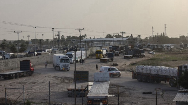 Des camions transportant de l'aide humanitaire entrent dans la bande de Gaza par le point de passage de Rafah avec l'Égypte, le 26 novembre 2023. Crédit photo: MOHAMMED ABED / AFP