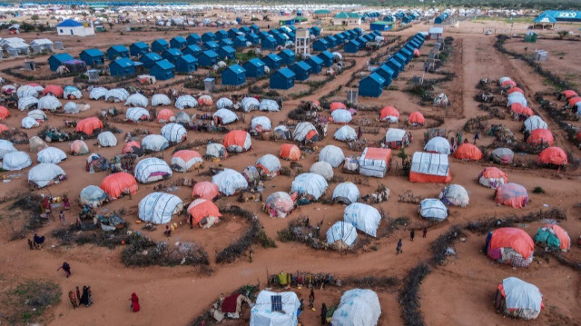 Cette vue aérienne montre une vue générale du camp de personnes déplacées de Ladan dans la banlieue de Dolow. Crédit photo: Hassan Ali Elmi / AFP