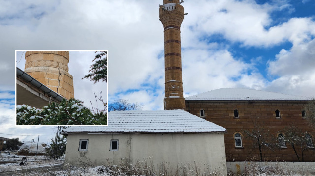 Caminin minaresinin, Aksaray İl Özel İdaresi ekipleri tarafından kontrollü olarak yıkılacağı öğrenildi.