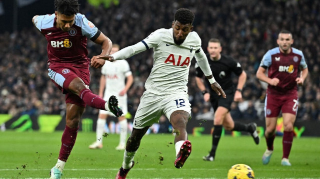 L'attaquant anglais d'Aston Villa #11 Ollie Watkins tire et marque le deuxième but de son équipe lors du match de football de la Premier League anglaise entre Tottenham Hotspur et Aston Villa au stade Tottenham Hotspur à Londres, le 26 novembre 2023. Crédit Photo: BEN STANSALL / AFP